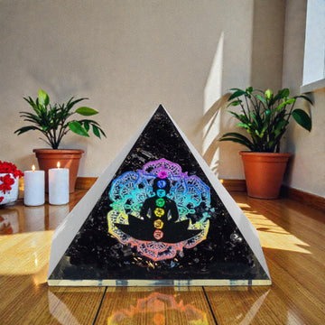 Pequenas Pirâmides de Orgonite 5,5x4,5cm – Buda dos Chakras – Fragmentos de Turmalina Negra