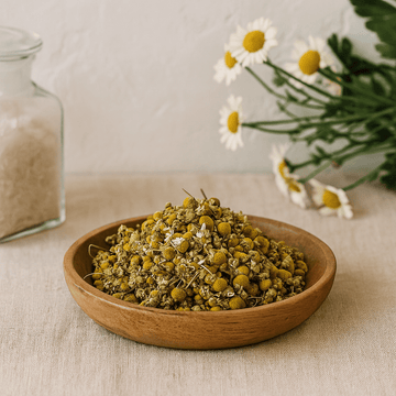 Ganze getrocknete Kamillenblüten, goldene Blütenzentren und blasse Blütenblätter, in einer 1-kg-Großpackung
