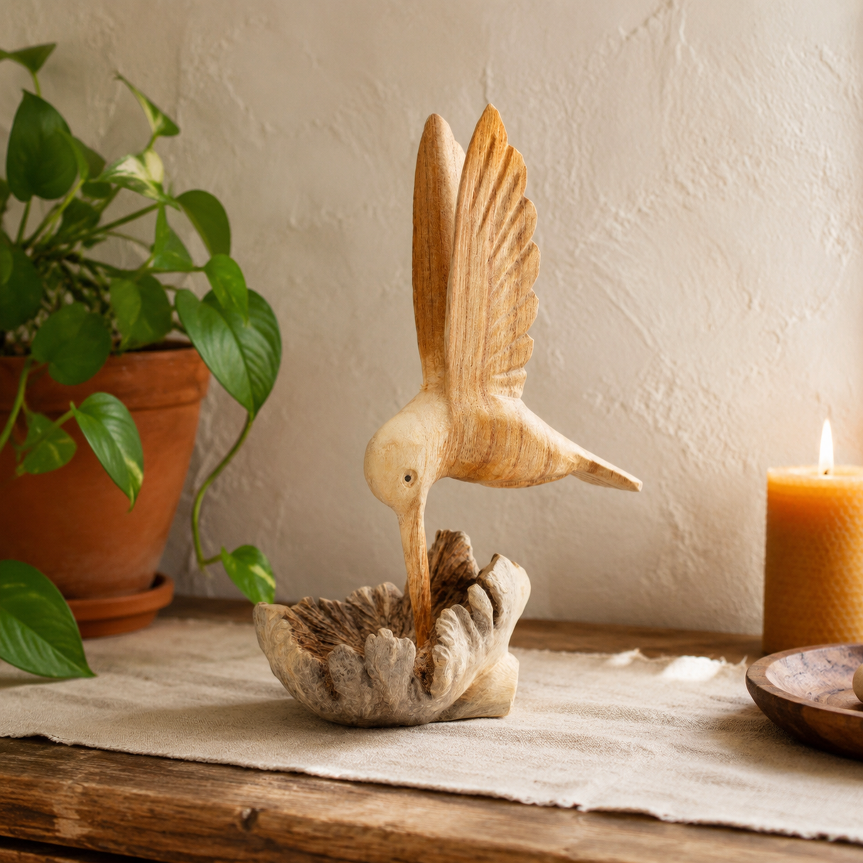 Sculpture en bois artisanale de parasite - Colibri buveur de nectar