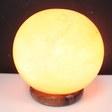Himalájska soľná lampa guľa s dreveným podstavcom