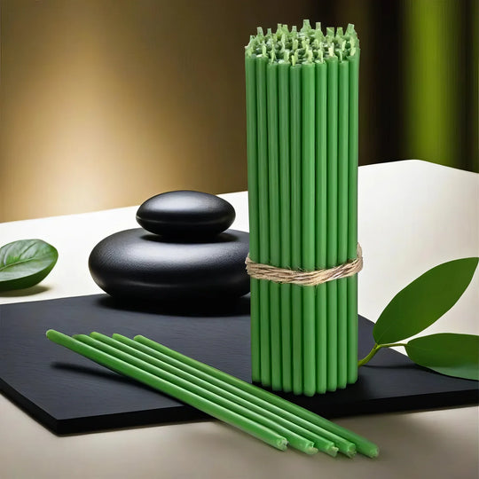 Una vela verde encendida, el color tradicionalmente ligado a los rituales de abundancia, crecimiento y prosperidad