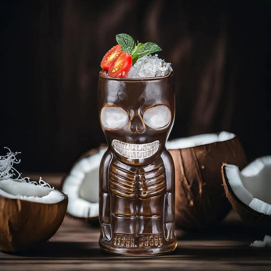 Keramischer Tiki-Becher in Form einer polynesisch inspirierten Figur mit ernstem Gesicht und aufwendiger Kopfbedeckung