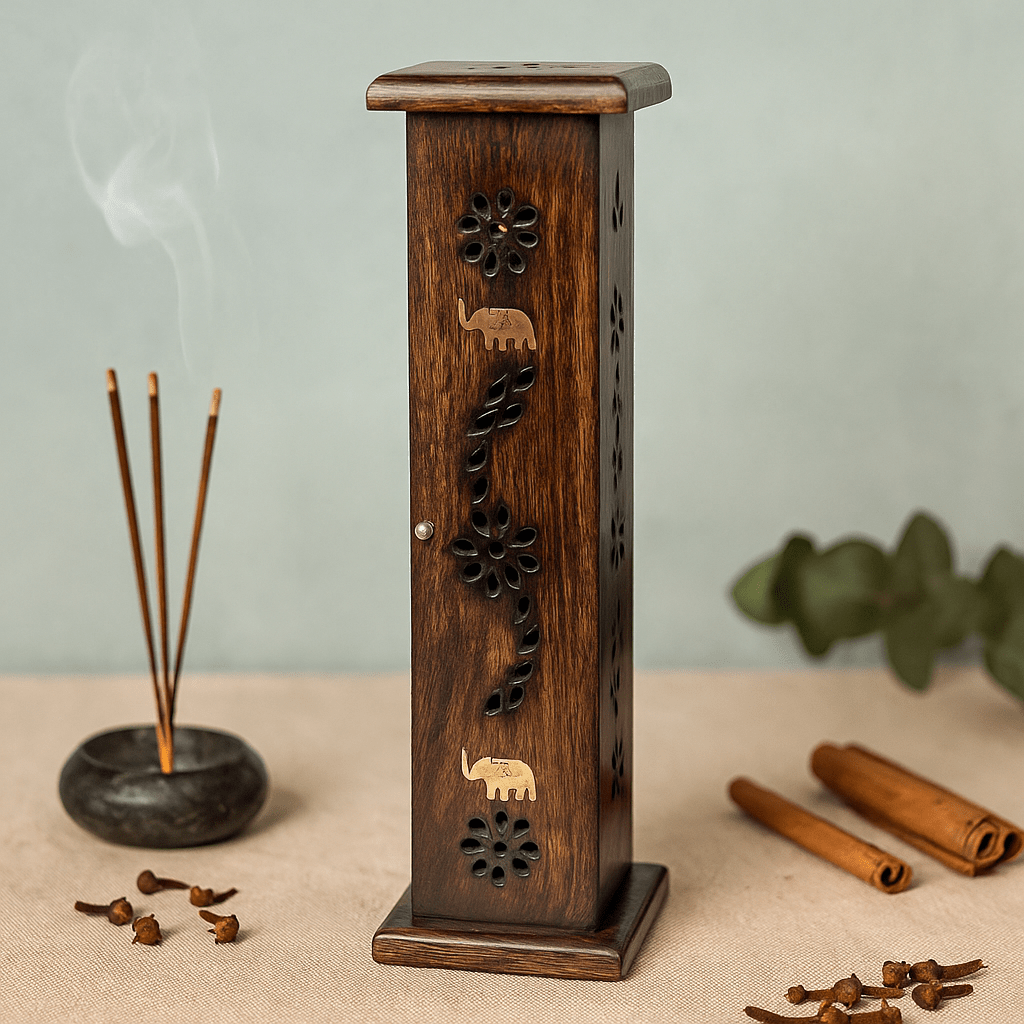 Räucherturm aus Mangoholz mit Messereinlage aus Messing