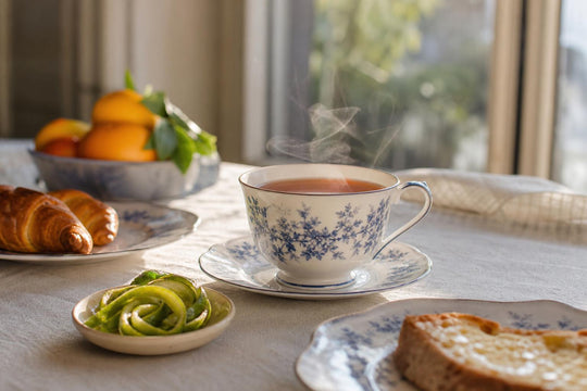 Šálek čaje Earl Grey s čerstvou bergamotovou kůrou na stole v ranním světle