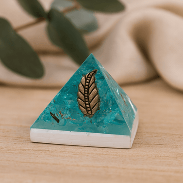 Orgonite Pirâmide Cristais e Cobre 25mm