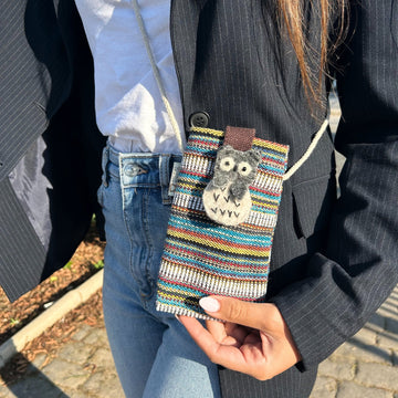 Saszetka na szyję na telefon, wielokolorowa w paski z sową