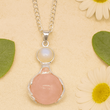 Colgante de cristal de cuarzo rosa con diseño de manos