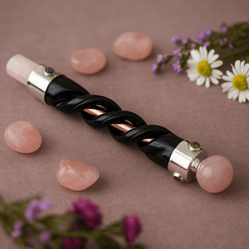 Varita curativa de cuarzo rosa con tubo de cobre tallado en espiral