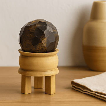 Sfera di cristallo sfaccettata dei sette chakra con base in legno