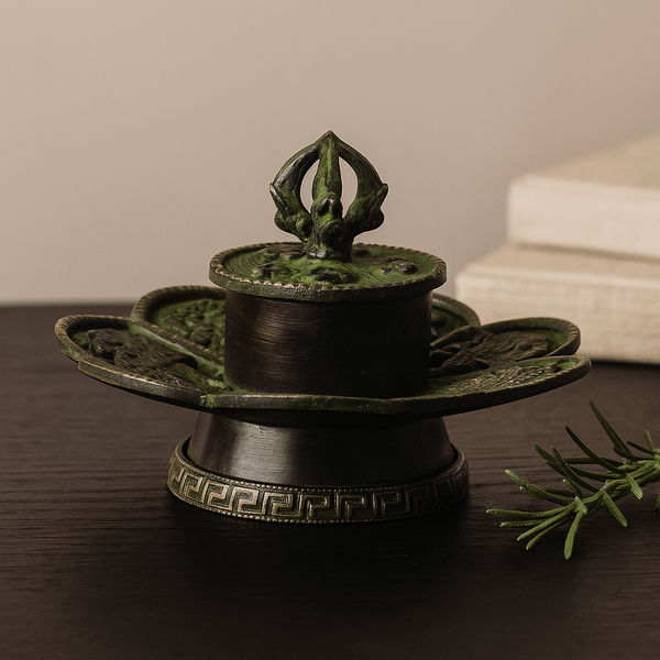 Suporte para Incenso Tibetano de Latão com Oito Símbolos Auspiciosos e Pátina Verde
